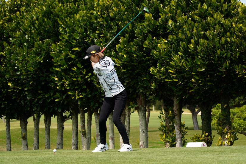 金田久美子のドライバースイング（斜め前方）連続写真【2022年ダイキンオーキッドレディスゴルフトーナメント】