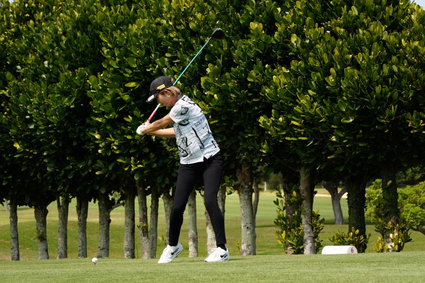 金田久美子のドライバースイング（斜め前方）連続写真【2022年ダイキンオーキッドレディスゴルフトーナメント】