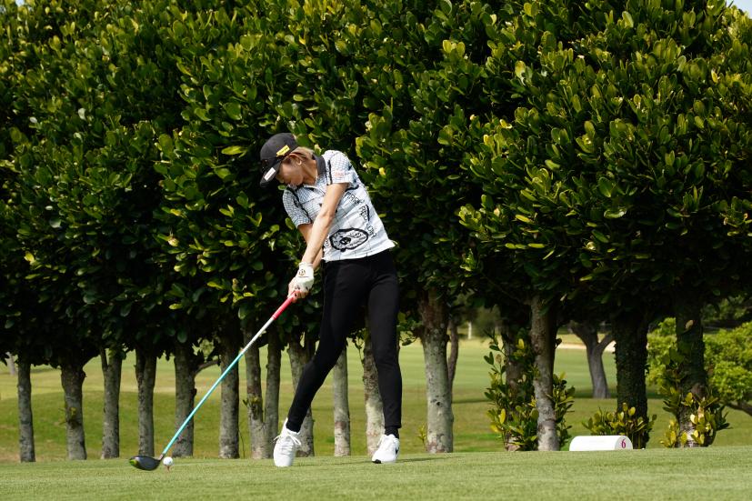 金田久美子のドライバースイング（斜め前方）連続写真【2022年ダイキンオーキッドレディスゴルフトーナメント】