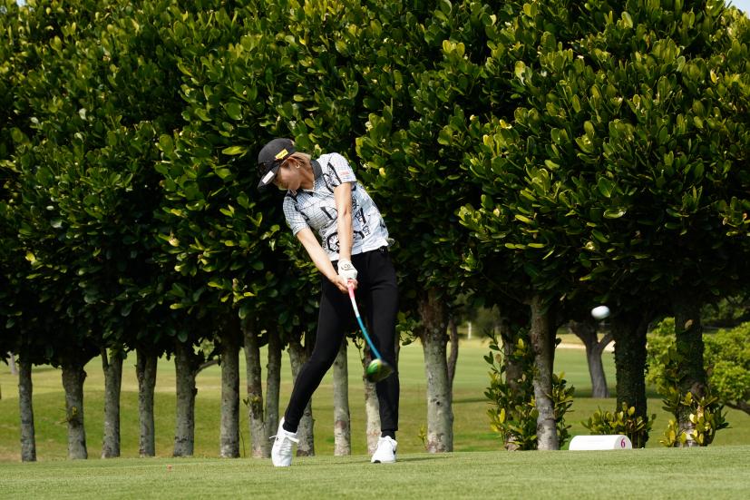 金田久美子のドライバースイング（斜め前方）連続写真【2022年ダイキンオーキッドレディスゴルフトーナメント】