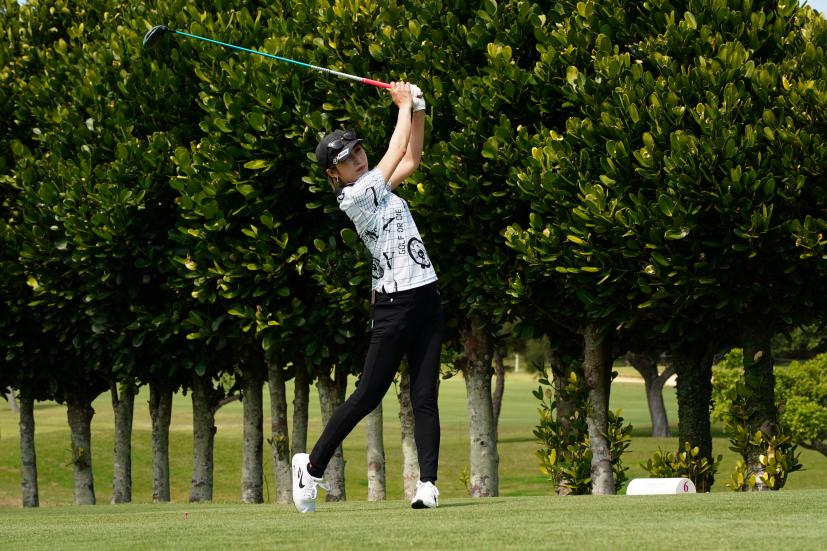 金田久美子のドライバースイング（斜め前方）連続写真【2022年ダイキンオーキッドレディスゴルフトーナメント】