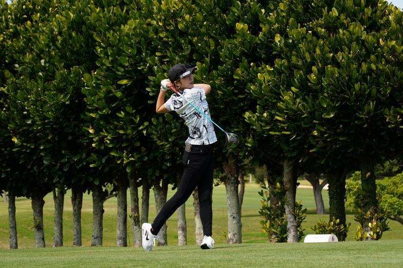 金田久美子のドライバースイング（斜め前方）連続写真【2022年ダイキンオーキッドレディスゴルフトーナメント】