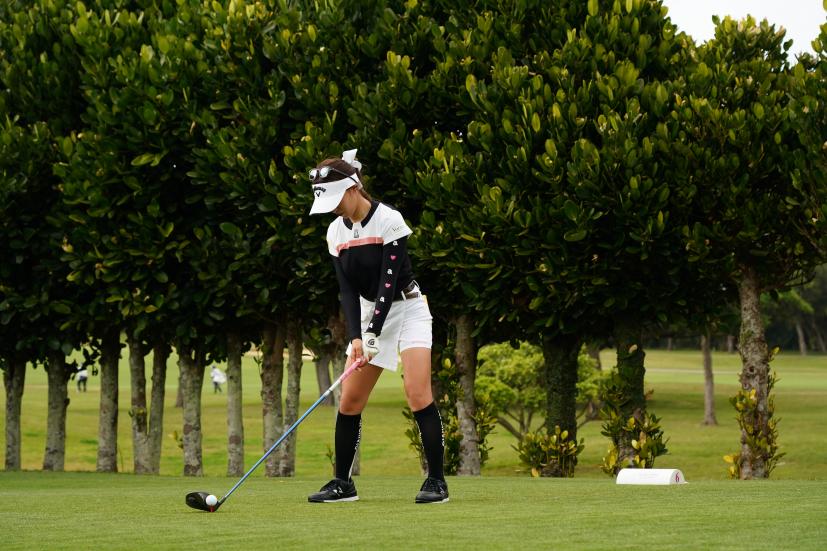 臼井麗香のドライバースイング（斜め前方）連続写真【2022年ダイキンオーキッドレディスゴルフトーナメント】