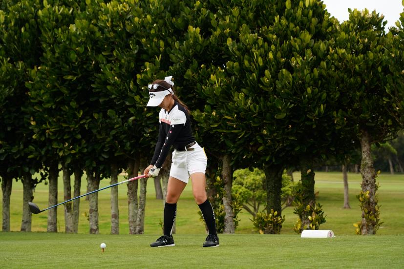臼井麗香のドライバースイング（斜め前方）連続写真【2022年ダイキンオーキッドレディスゴルフトーナメント】