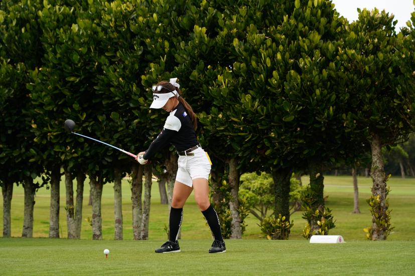 臼井麗香のドライバースイング（斜め前方）連続写真【2022年ダイキンオーキッドレディスゴルフトーナメント】