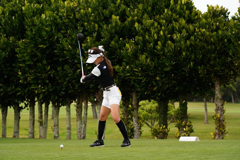 臼井麗香のドライバースイング（斜め前方）連続写真【2022年ダイキンオーキッドレディスゴルフトーナメント】