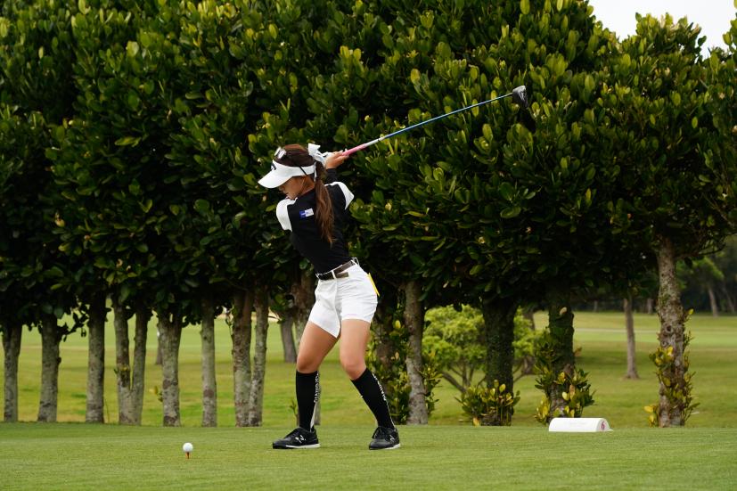 臼井麗香のドライバースイング（斜め前方）連続写真【2022年ダイキンオーキッドレディスゴルフトーナメント】