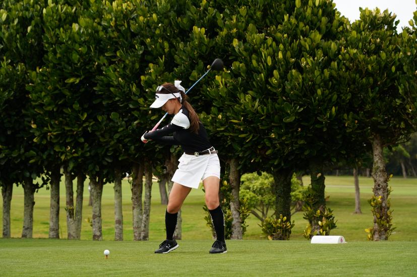 臼井麗香のドライバースイング（斜め前方）連続写真【2022年ダイキンオーキッドレディスゴルフトーナメント】