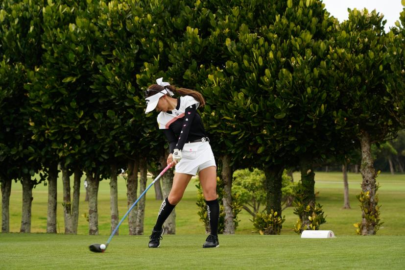 臼井麗香のドライバースイング（斜め前方）連続写真【2022年ダイキンオーキッドレディスゴルフトーナメント】