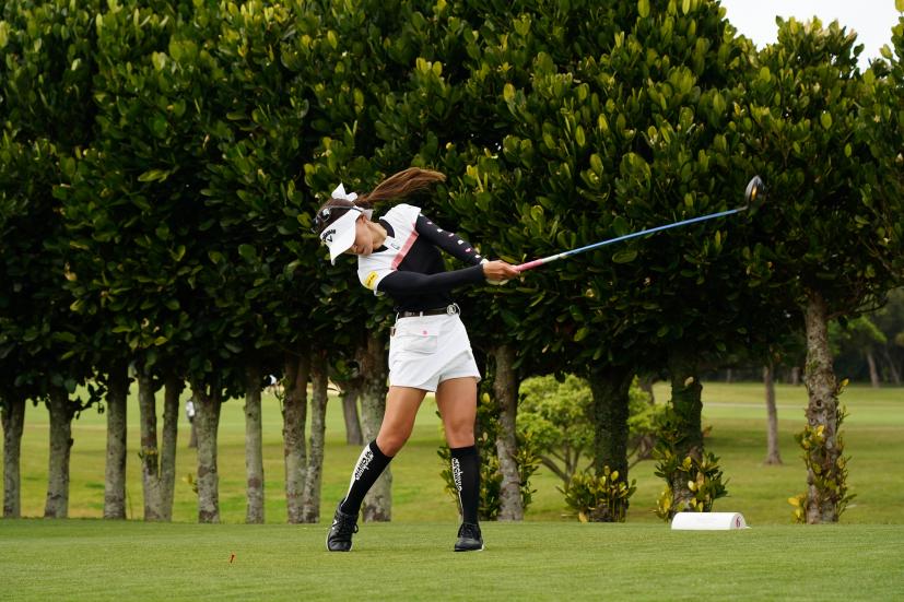 臼井麗香のドライバースイング（斜め前方）連続写真【2022年ダイキンオーキッドレディスゴルフトーナメント】