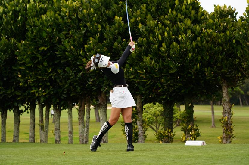 臼井麗香のドライバースイング（斜め前方）連続写真【2022年ダイキンオーキッドレディスゴルフトーナメント】