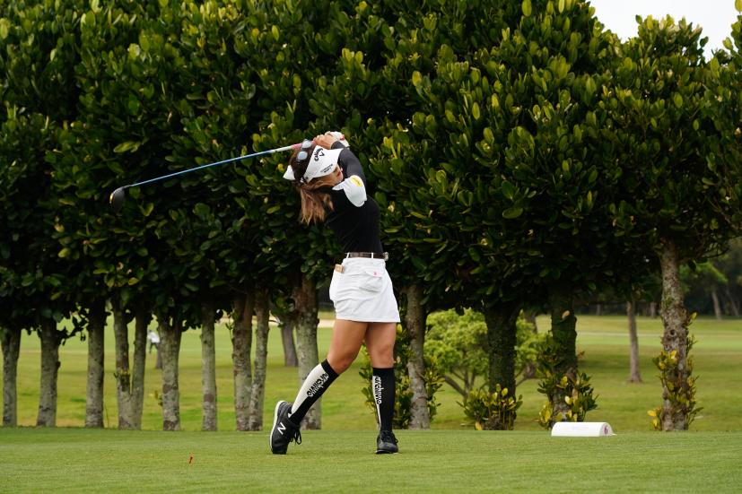 臼井麗香のドライバースイング（斜め前方）連続写真【2022年ダイキンオーキッドレディスゴルフトーナメント】