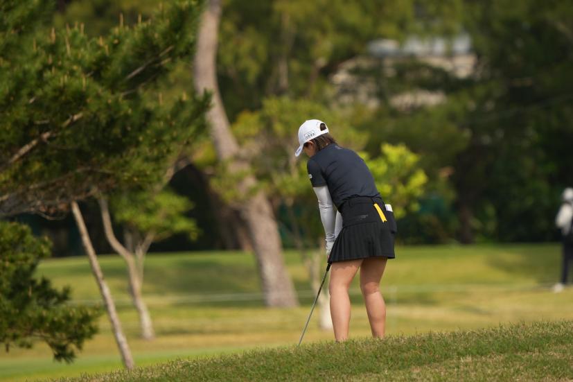 佐久間綾女のユーティリティ（斜め前方）連続写真【2022年ダイキンオーキッドレディスゴルフトーナメント】