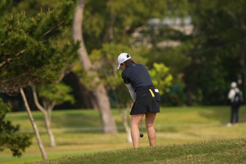 佐久間綾女のユーティリティ（斜め前方）連続写真【2022年ダイキンオーキッドレディスゴルフトーナメント】