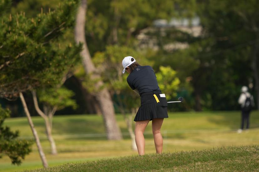 佐久間綾女のユーティリティ（斜め前方）連続写真【2022年ダイキンオーキッドレディスゴルフトーナメント】