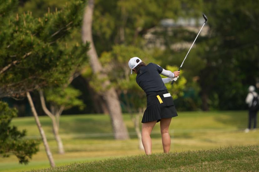 佐久間綾女のユーティリティ（斜め前方）連続写真【2022年ダイキンオーキッドレディスゴルフトーナメント】