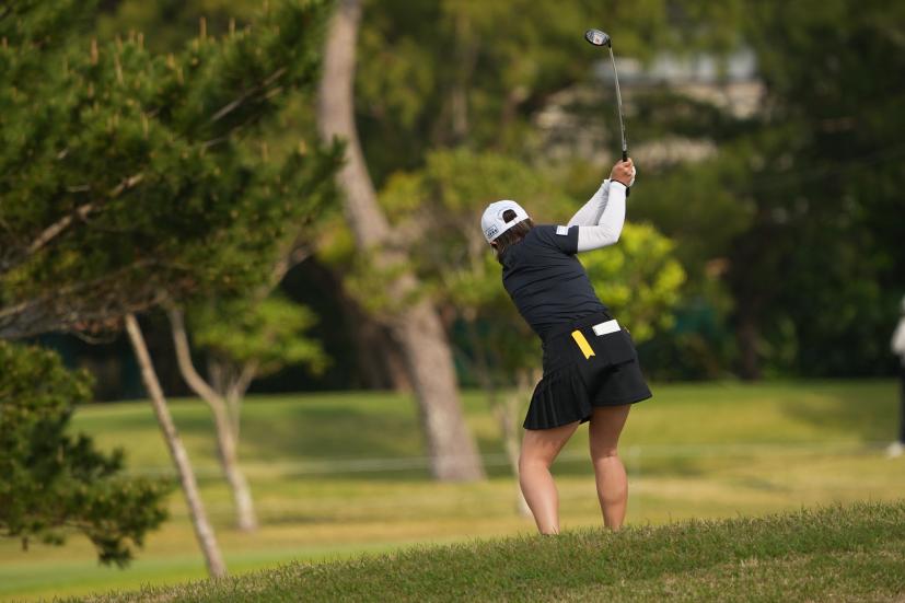 佐久間綾女のユーティリティ（斜め前方）連続写真【2022年ダイキンオーキッドレディスゴルフトーナメント】