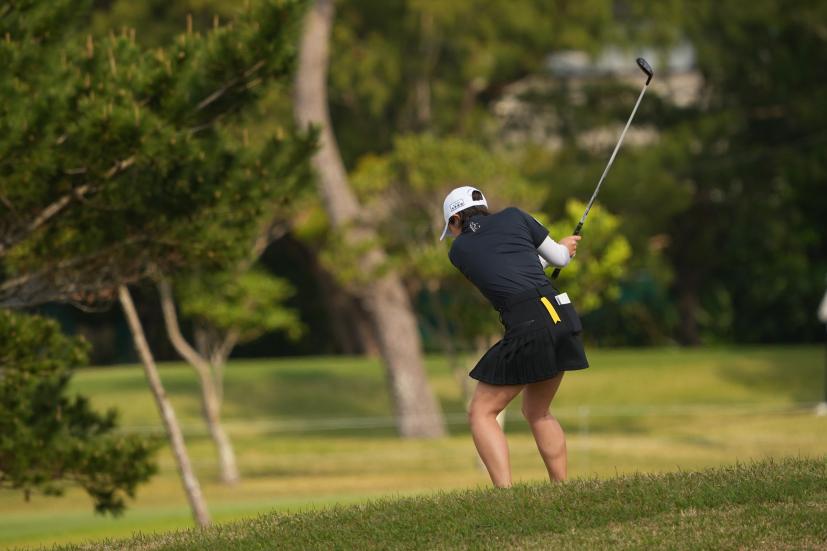 佐久間綾女のユーティリティ（斜め前方）連続写真【2022年ダイキンオーキッドレディスゴルフトーナメント】