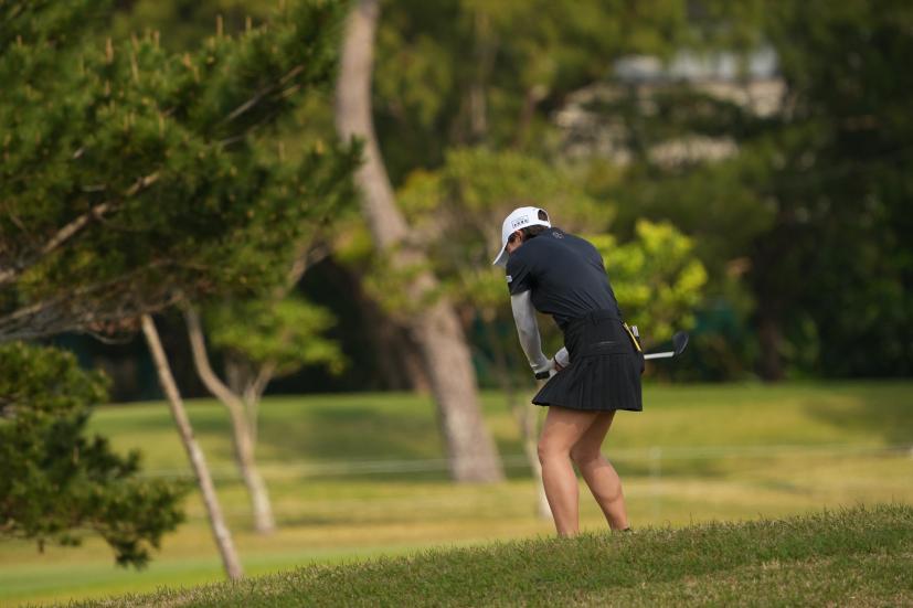 佐久間綾女のユーティリティ（斜め前方）連続写真【2022年ダイキンオーキッドレディスゴルフトーナメント】