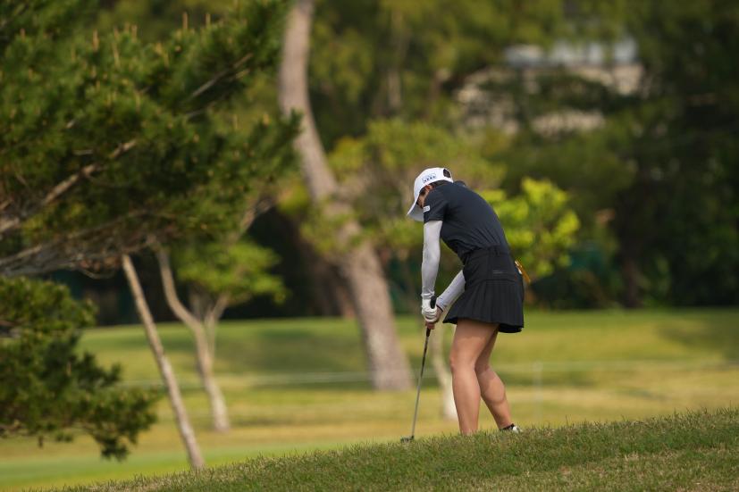 佐久間綾女のユーティリティ（斜め前方）連続写真【2022年ダイキンオーキッドレディスゴルフトーナメント】