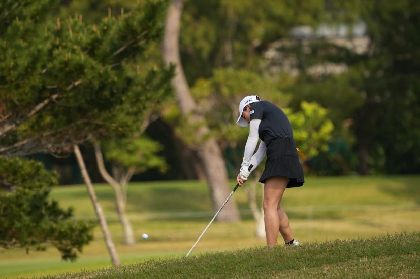 佐久間綾女のユーティリティ（斜め前方）連続写真【2022年ダイキンオーキッドレディスゴルフトーナメント】