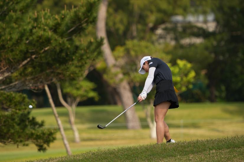 佐久間綾女のユーティリティ（斜め前方）連続写真【2022年ダイキンオーキッドレディスゴルフトーナメント】