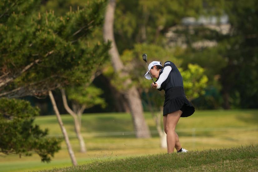 佐久間綾女のユーティリティ（斜め前方）連続写真【2022年ダイキンオーキッドレディスゴルフトーナメント】