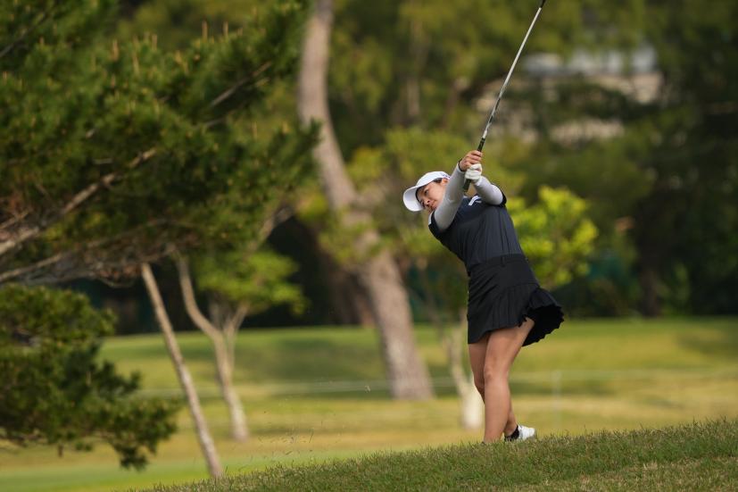 佐久間綾女のユーティリティ（斜め前方）連続写真【2022年ダイキンオーキッドレディスゴルフトーナメント】