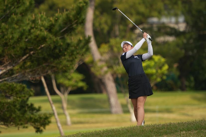 佐久間綾女のユーティリティ（斜め前方）連続写真【2022年ダイキンオーキッドレディスゴルフトーナメント】