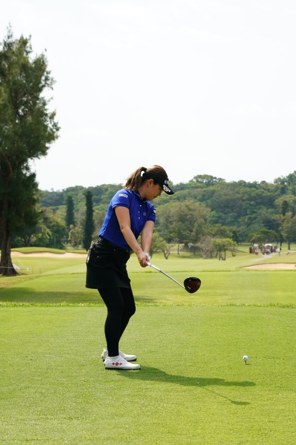 福田真未のドライバースイング（後方）連続写真【2022年ダイキンオーキッドレディスゴルフトーナメント】