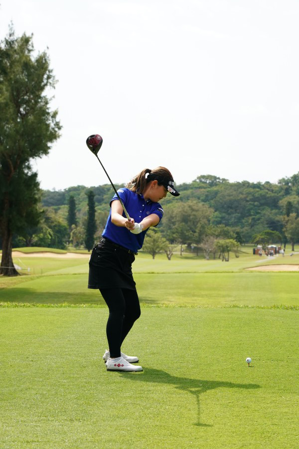 福田真未のドライバースイング（後方）連続写真【2022年ダイキンオーキッドレディスゴルフトーナメント】