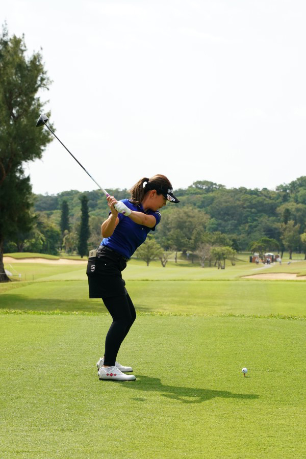 福田真未のドライバースイング（後方）連続写真【2022年ダイキンオーキッドレディスゴルフトーナメント】