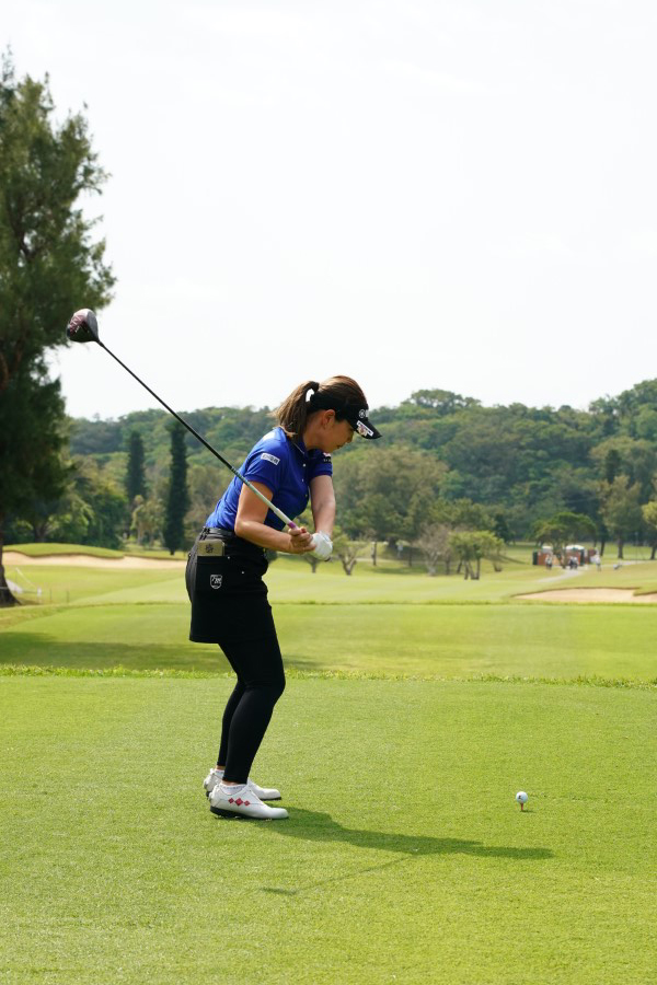 福田真未のドライバースイング（後方）連続写真【2022年ダイキンオーキッドレディスゴルフトーナメント】