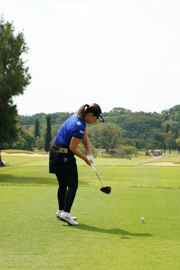 福田真未のドライバースイング（後方）連続写真【2022年ダイキンオーキッドレディスゴルフトーナメント】