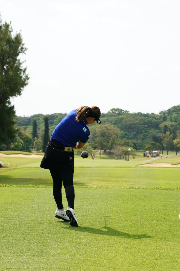 福田真未のドライバースイング（後方）連続写真【2022年ダイキンオーキッドレディスゴルフトーナメント】