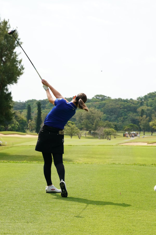 福田真未のドライバースイング（後方）連続写真【2022年ダイキンオーキッドレディスゴルフトーナメント】