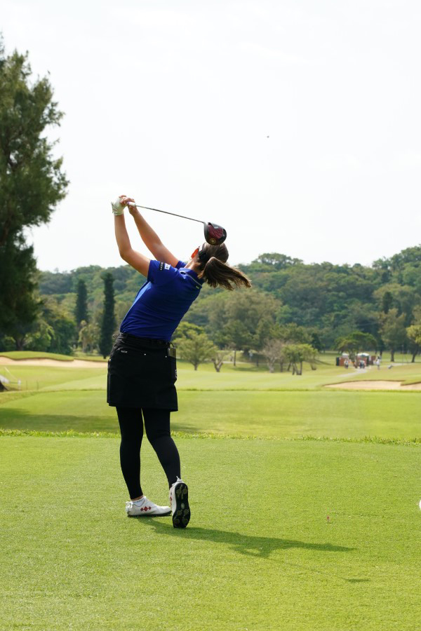 福田真未のドライバースイング（後方）連続写真【2022年ダイキンオーキッドレディスゴルフトーナメント】