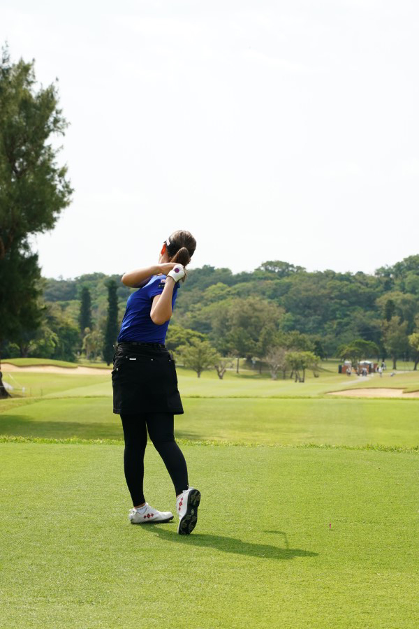 福田真未のドライバースイング（後方）連続写真【2022年ダイキンオーキッドレディスゴルフトーナメント】