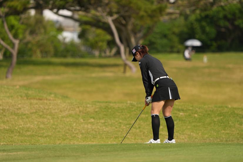 小野祐夢のアイアンスイング（斜め前方）連続写真【2022年ダイキンオーキッドレディスゴルフトーナメント】