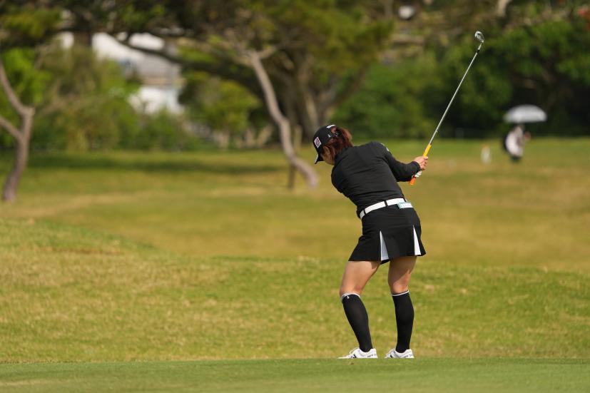 小野祐夢のアイアンスイング（斜め前方）連続写真【2022年ダイキンオーキッドレディスゴルフトーナメント】