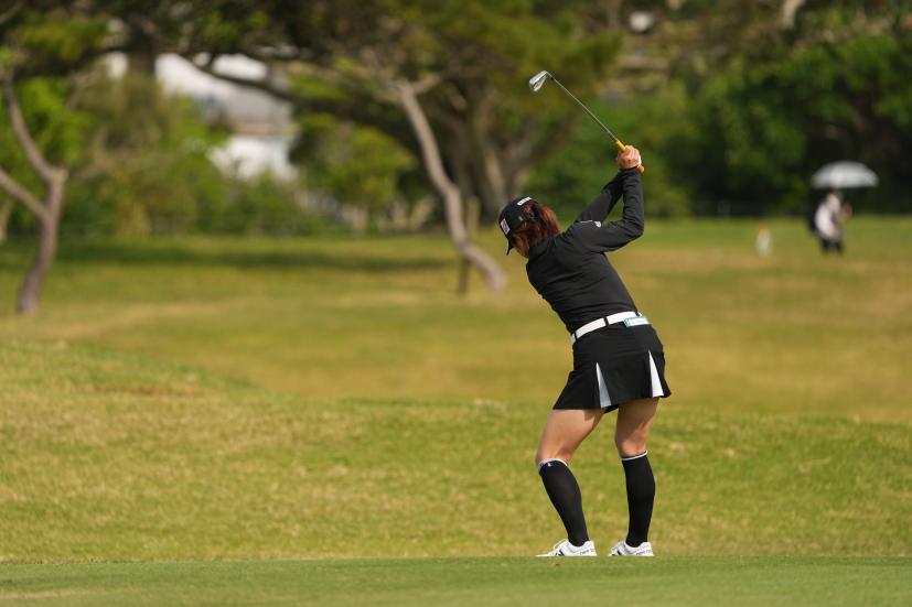 小野祐夢のアイアンスイング（斜め前方）連続写真【2022年ダイキンオーキッドレディスゴルフトーナメント】