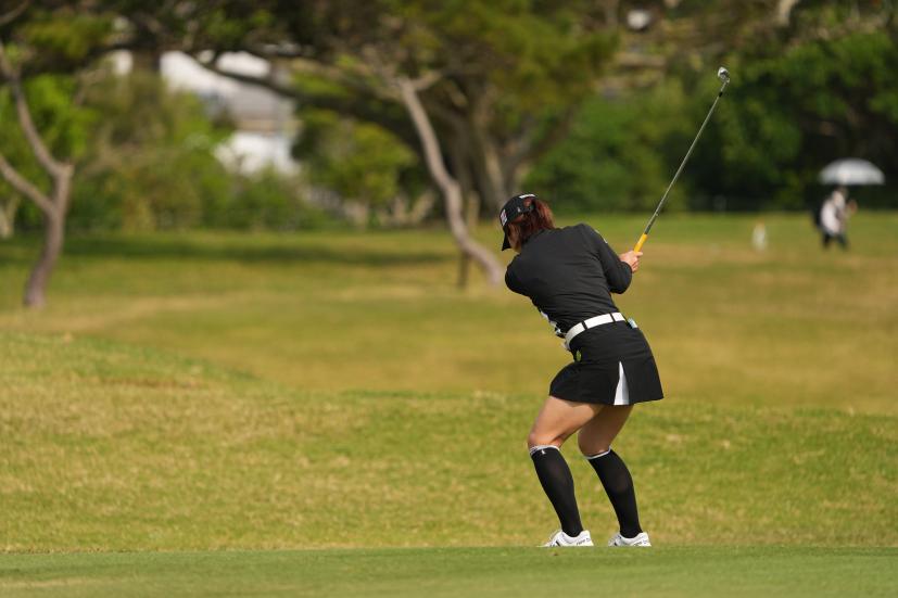 小野祐夢のアイアンスイング（斜め前方）連続写真【2022年ダイキンオーキッドレディスゴルフトーナメント】