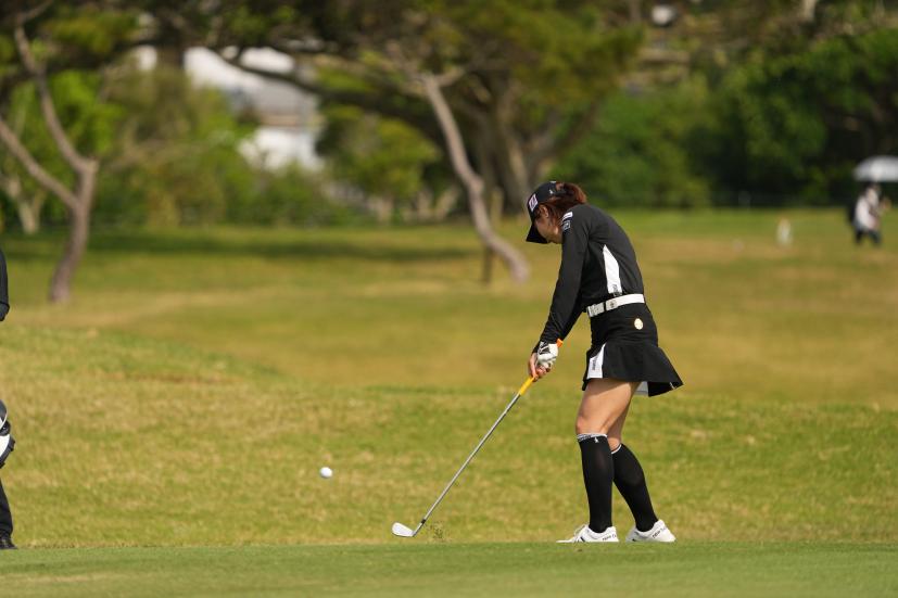 小野祐夢のアイアンスイング（斜め前方）連続写真【2022年ダイキンオーキッドレディスゴルフトーナメント】