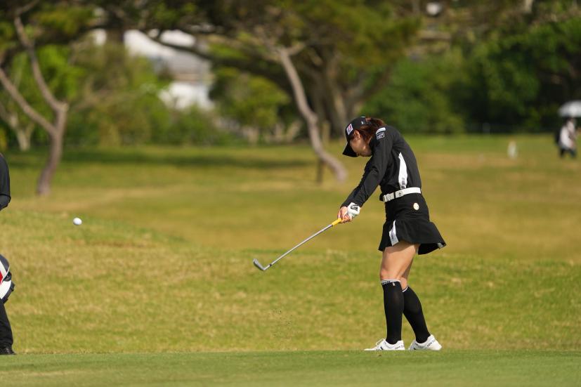 小野祐夢のアイアンスイング（斜め前方）連続写真【2022年ダイキンオーキッドレディスゴルフトーナメント】