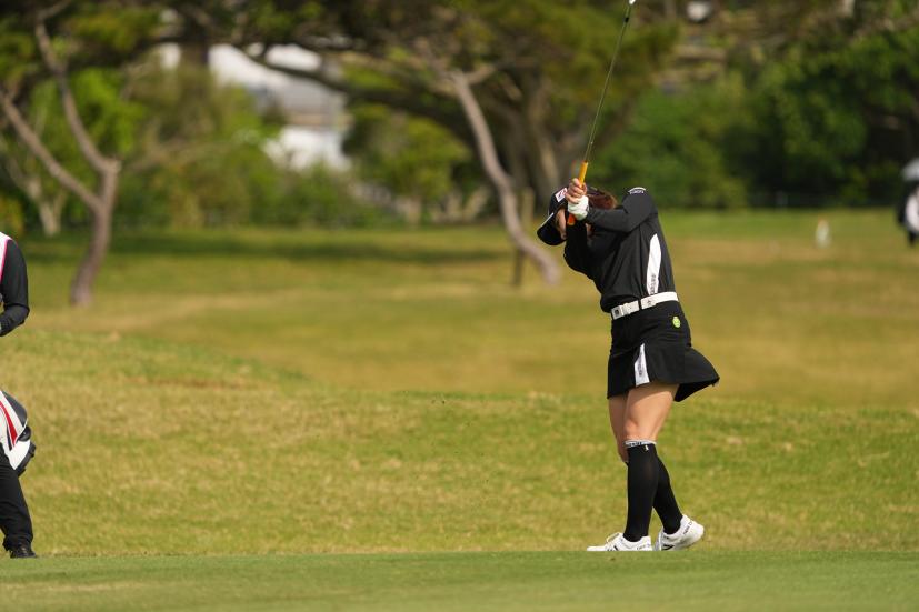 小野祐夢のアイアンスイング（斜め前方）連続写真【2022年ダイキンオーキッドレディスゴルフトーナメント】