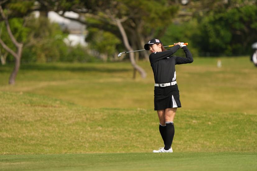 小野祐夢のアイアンスイング（斜め前方）連続写真【2022年ダイキンオーキッドレディスゴルフトーナメント】