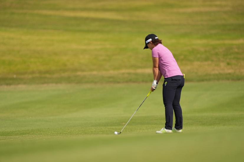 岩橋里衣のユーティリティスイング（斜め前方）連続写真【2022年ダイキンオーキッドレディスゴルフトーナメント】