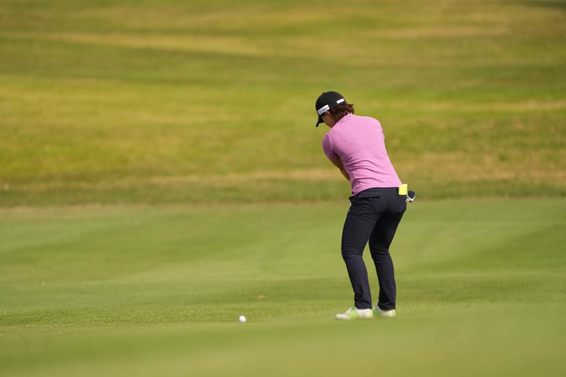 岩橋里衣のユーティリティスイング（斜め前方）連続写真【2022年ダイキンオーキッドレディスゴルフトーナメント】