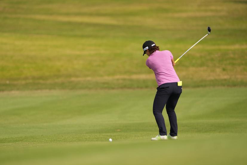 岩橋里衣のユーティリティスイング（斜め前方）連続写真【2022年ダイキンオーキッドレディスゴルフトーナメント】