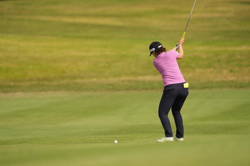 岩橋里衣のユーティリティスイング（斜め前方）連続写真【2022年ダイキンオーキッドレディスゴルフトーナメント】